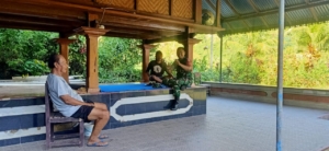 Wujudkan Lingkungan Kondusif, Babinsa Ringdikit Gelar Komsos di Banjar Kuwum