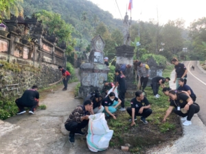 Dalam menyambut Hut RI Ke 80 Babinsa hadir dalam giat Gotong royong dan pemasangan Bendera