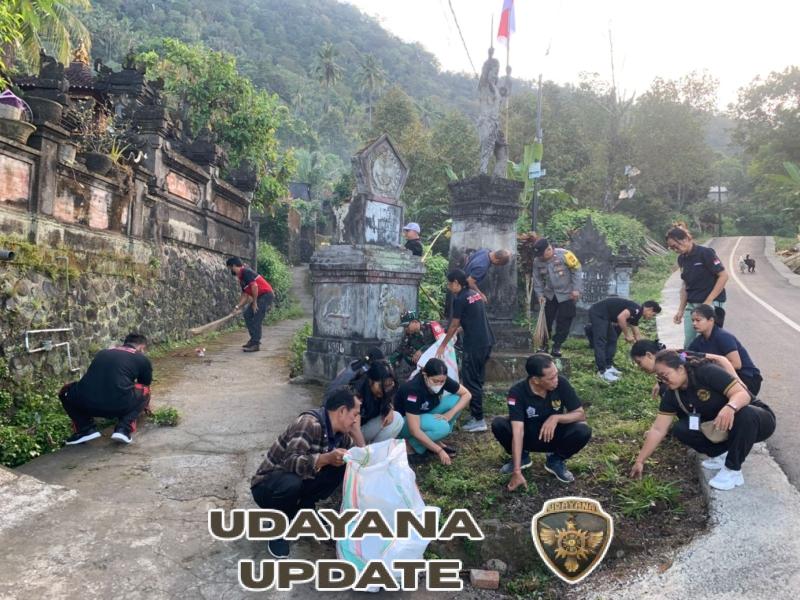 Dalam menyambut Hut RI Ke 80 Babinsa hadir dalam giat Gotong royong dan pemasangan Bendera