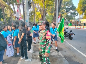 Amankan Jalan Santai, Babinsa Banyuasri Wujudkan Sinergi dan Kebersamaan