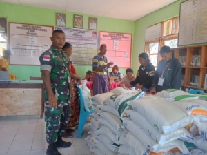 Babinsa Koramil 1618-04/Bisel dan Pemerintah Desa Oekopa Salurkan Bantuan Beras Secara Aman dan Tertib