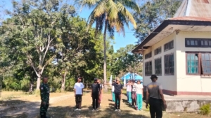 Kesiapan Calon PASKIBRA SMA Negeri Manufui Difasilitasi Babinsa dan Polisi