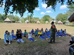 Pembinaan Calon Paskibra Insana Barat oleh Sertu Eliaser Melkior Adoe di Halaman Kantor Camat