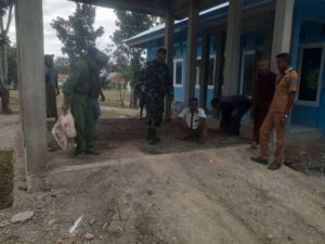 Sinergi TNI dan Masyarakat Fatutasu dalam Kegiatan Gotong Royong Bersihkan Kantor Desa