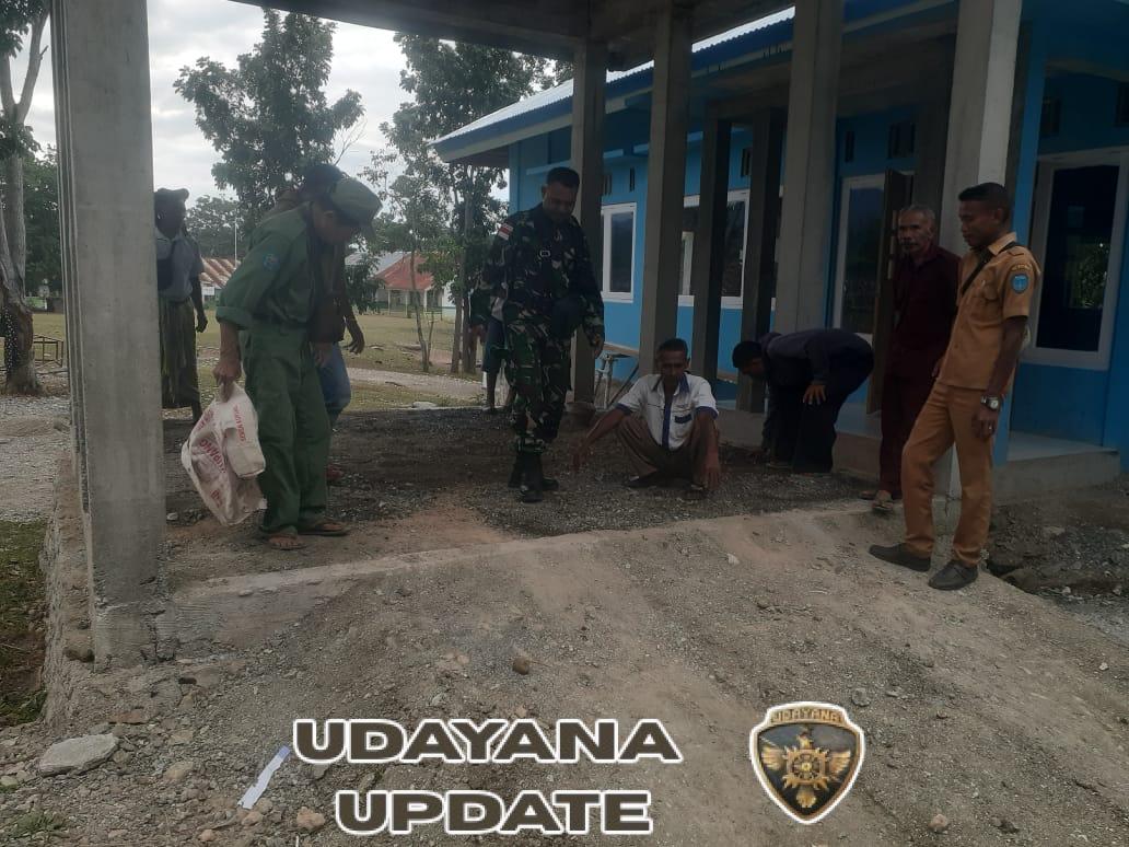 Sinergi TNI dan Masyarakat Fatutasu dalam Kegiatan Gotong Royong Bersihkan Kantor Desa