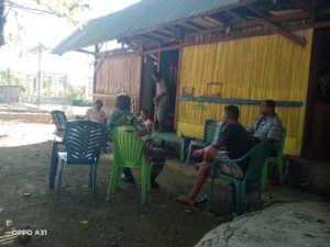 Sertu Okto Kosat Ajak Warga Desa Humusu Wini Jaga Kesehatan dan Rayakan Kemerdekaan dengan Kibarkan Bendera