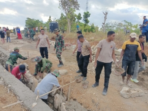 Bahu Membahu, TNI Polri Dan Masyarakat Bangun Jalan Pada Program TMMD 125 Kodim Belu