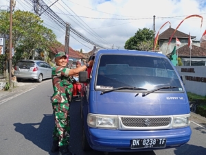 Bangkitkan kecintaan terhadap NKRI, Danramil 1623-07/Bebandem bersama Forkopimcam membagikan bendera merah putih