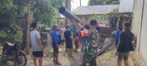 Babinsa dan Warga Bayan Perbaiki Pipa Air Bersih
