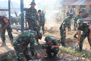 Satgas TMMD ke-125 dan Warga Bersatu Bersihkan Pasar Labuan Burung