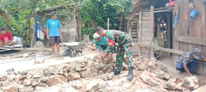 Babinsa Komsos Dengan Warga Bantu Komsos Bangun Fondasi Rumah