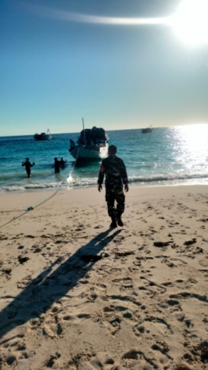 Babinsa Pantau Aktifitas Pelabuhan Demi Keamanan dan Kenyamanan Penumpang