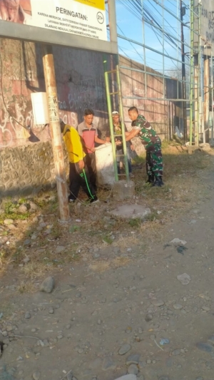 Babinsa Mangge Asi dan Warga Gelar Jumat Bersih Sambut HUT RI