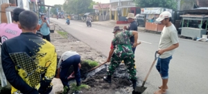 Babinsa Bakajaya Gelar Kerja Bakti Sambut HUT RI ke-80