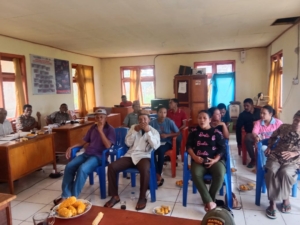 Babinsa dan Masyarakat Satarloung Bahu Membahu Susun Rencana Pembangunan Desa