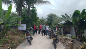 Babinsa dan Masyarakat Kompak Kawal Pembangunan Infrastruktur di Satarmese Bara