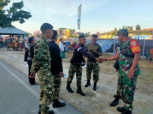 Babinsa Pantau Persiapan Lomba HUT RI ke-80 di Lapangan Bola Kaki Ba’a