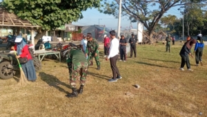 Kapten Inf M. Kasim dan Camat Manggelewa Kolaborasi Bersihkan Lapangan HUT RI ke-80