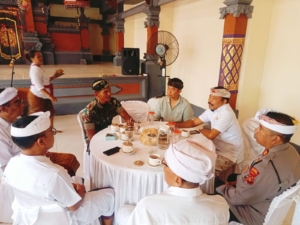 Wujud Keharmonisan TNI-Rakyat, Danramil 1608-08 Gerokgak Saksikan Upacara Melaspas di Desa Pengulon