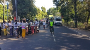 Pengamanan Upacara Melasti di Desa Adat Ngis: Babinsa, Bhabinkamtibmas, dan Pecalang Beraksi