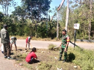 Jelang HUT RI, Babinsa Koramil 1618-02/Miobar Giatkan Pembersihan Lingkungan Desa