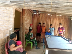 Sertu Maio Rocha Lakukan Komsos untuk Ciptakan Lingkungan Aman dan Sehat di Kota Kefa