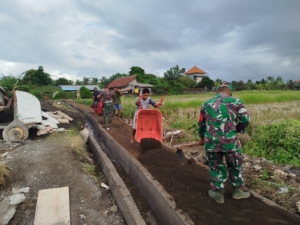 Dan SSK TMMD ke-125 Jadi Teladan Gotong Royong di Desa Batuan
