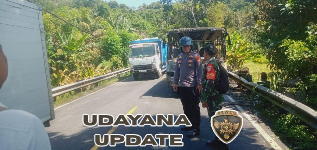 Kebakaran mobil bus sebabkan kemacetan lalu lintas, Babinsa 1623-05/Manggis bantu atur lalu lintas.