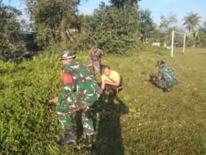 Jelang upacara HUT kemerdekaan RI ke-80, Personel Koramil 1623-06/Selat laksanakan gotong royong pembersihan lapangan.