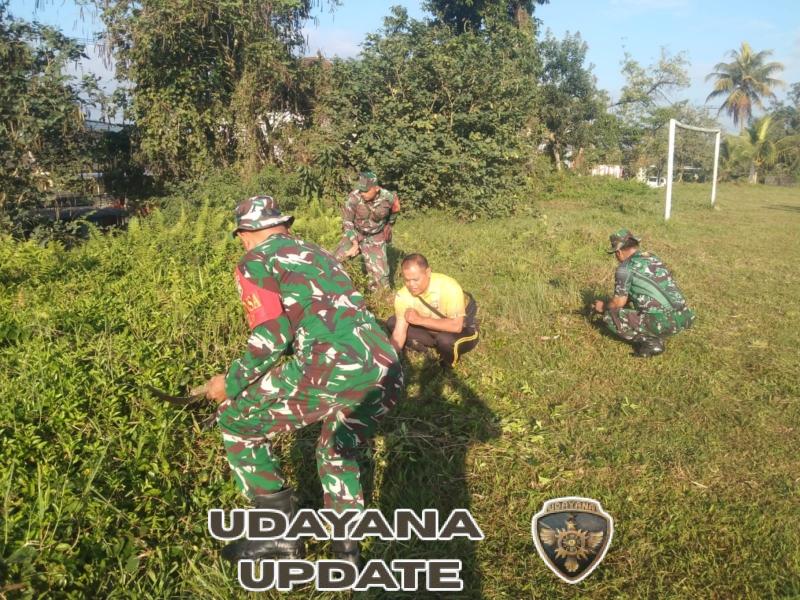 Jelang upacara HUT kemerdekaan RI ke-80, Personel Koramil 1623-06/Selat laksanakan gotong royong pembersihan lapangan.