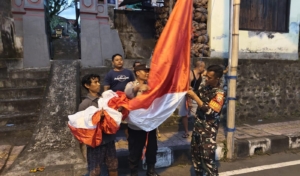 Babinsa Semarapura Kangin Dan Kauh Bersama Warga Pasang Bendera Merah Putih Dengan