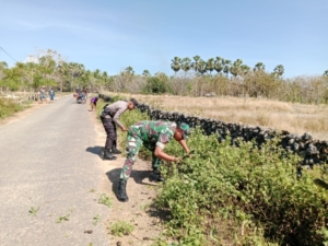 Babinsa Bersama Dengan Masyarakat Gotong Royong Bersihkan Semak Belukar