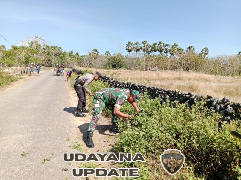 Babinsa Bersama Dengan Masyarakat Gotong Royong Bersihkan Semak Belukar