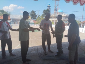 Sinergi TNI dan Warga, Pembenahan Lapangan Voli di Desa Borokanda Berjalan Lancar