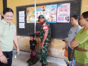 Babinsa Golong Dampingi Posyandu Puskesmas Sedau