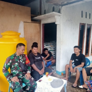 Babinsa Kodim 1602/Ende Ajak Masyarakat Jaga Kebersihan dan Keamanan Desa Wolosambi