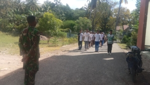 Babinsa 1621/TTS Latih Anggota Paskibra SMA Boking Jelang HUT RI Ke-80