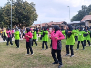 Koramil 1608-03/Sape dan Polsek Gelar Senam Bersama Rayakan HUT RI ke-80