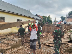 Koramil 03/Sape dan Warga Gotong Royong Bongkar Rumah Anwar Usman