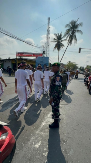 Kodim 1614/Dompu Kawal Lomba Gerak Jalan 17 Km Hingga Sukses