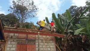 Wujudkan Hunian Layak, Satgas TMMD Kodim 1622/Alor Ganti Atap Rumah Bapak Yusuf Mautang