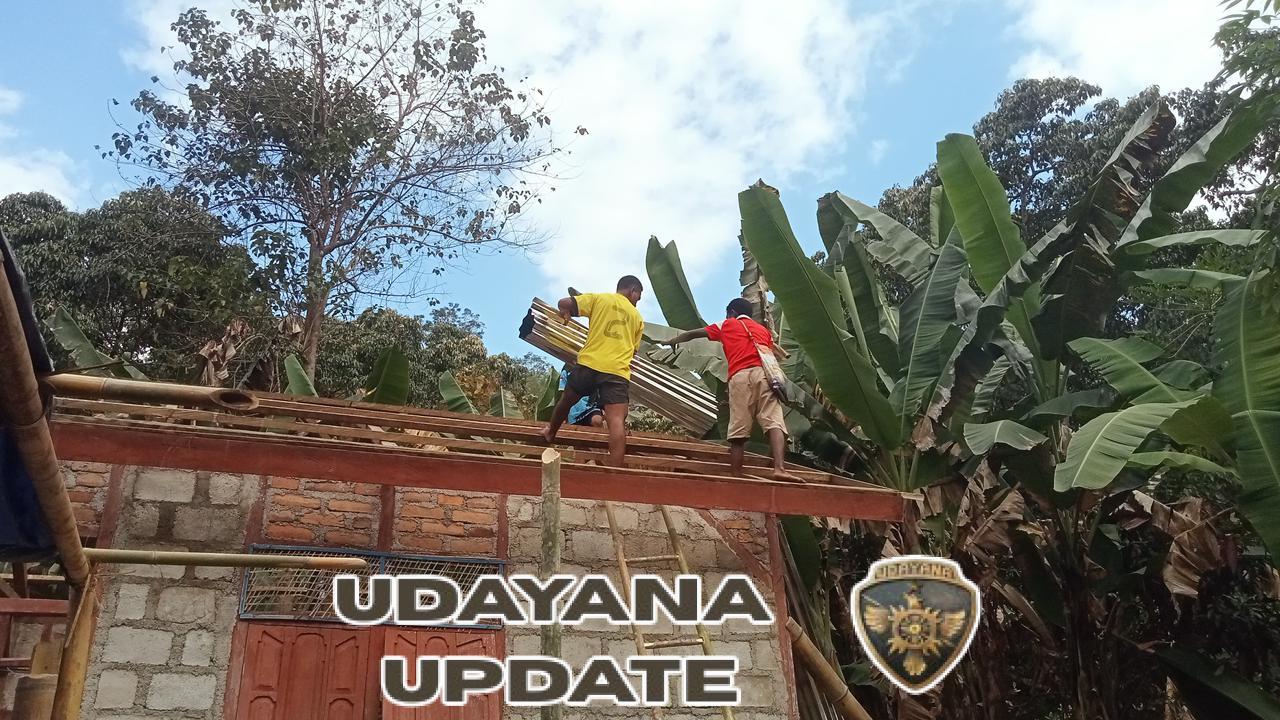 Wujudkan Hunian Layak, Satgas TMMD Kodim 1622/Alor Ganti Atap Rumah Bapak Yusuf Mautang