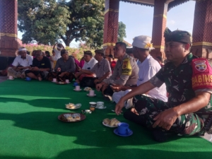 Hadiri Pengukuhan Kelian Banjar Dan Sembahyang Bersama, Babinsa Semarapura Tegaskan Komitmen Selalu Hadir Dalam Kegiatan Masyarakat