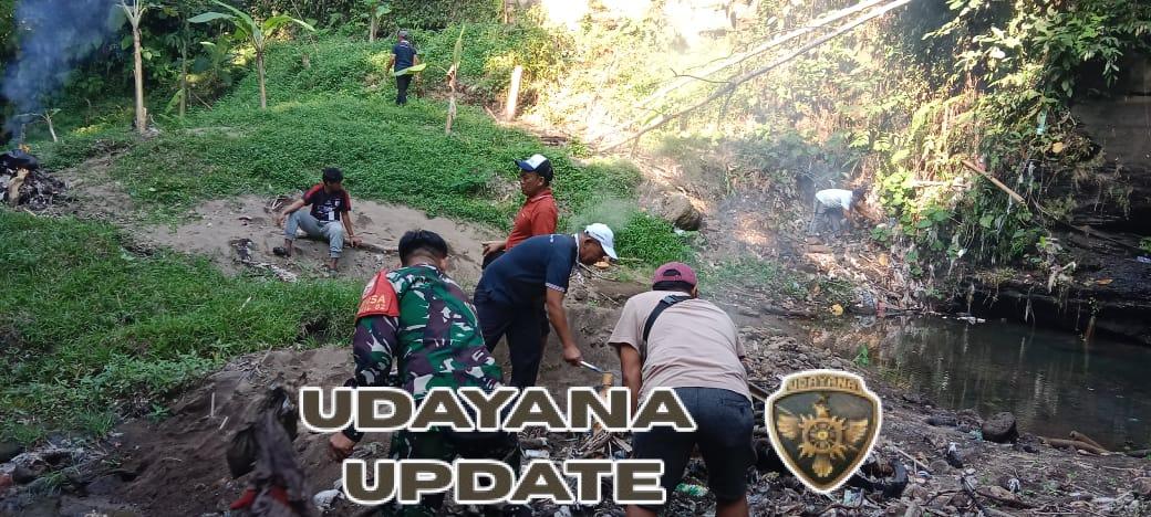 Bersihkan Lingkungan Wisata Tukad Bubuh, Upaya Babinsa Banjarangkan Tingkatkan Daya Tarik Pengunjung