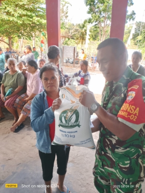 Pantau Penyaluran Bantuan Pangan Tahun 2025 Desa Binaan Babinsa Himbau Jaga Ketertiban