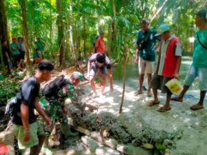 Babinsa Gotong Royong Bersama Kelompok Petani Perbaikan Saluran Irigasi