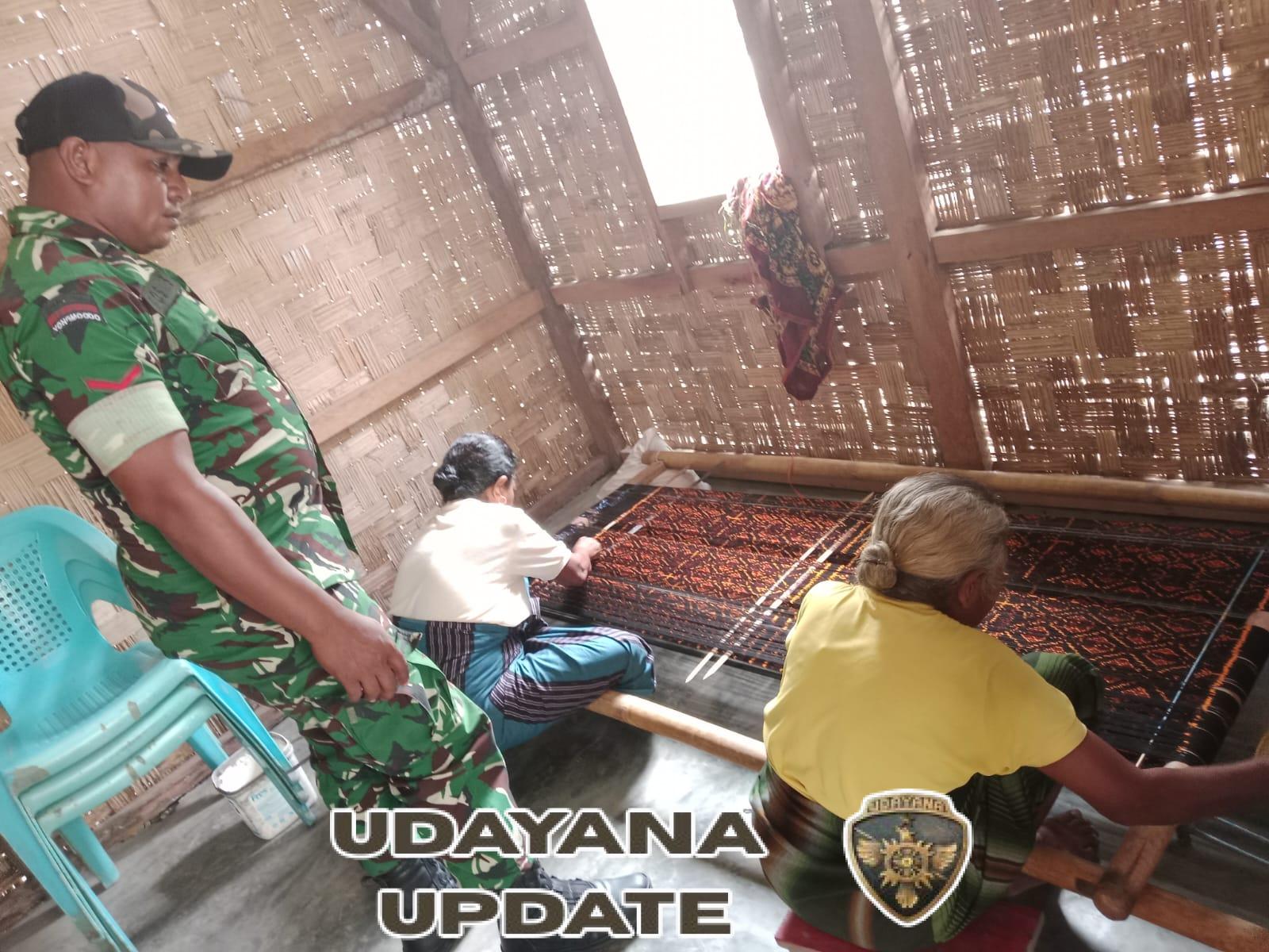 Pelestarian Tenun Tradisional, Babinsa Koramil 1602-01/Ende Turut Awasi Proses Produksi