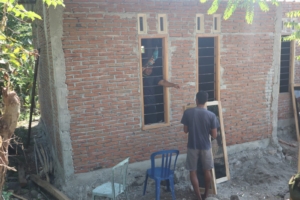 Satgas TMMD 125 Pasang Pintu dan Jendela RTLH, Wujudkan Hunian Layak di Kalabeso