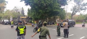 Bhabinkamtibmas Bersama Babinsa dan Pecalang Amankan Upacara Pengabenan di Br. Yangbatu Kauh