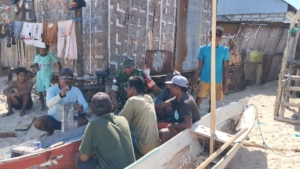 Babinsa Rote Timur Himbau Nelayan Perhatikan Keselamatan Melaut